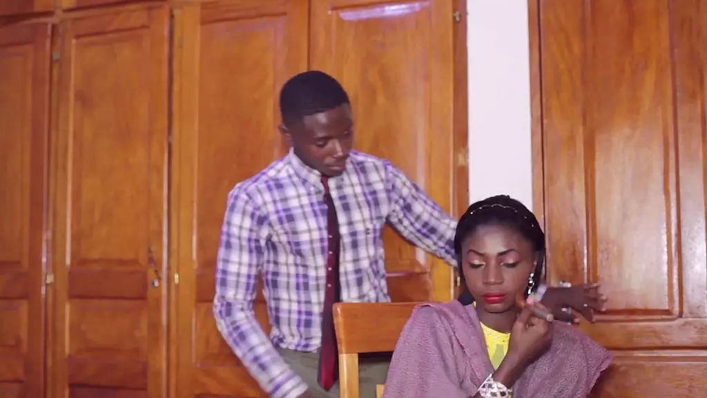 в середине реалити-шоу она рассказывает свою историю о том, как она начинала как порноактриса в африке, это некорректно, прежде чем она трахается с ведущим программы в прямом эфире