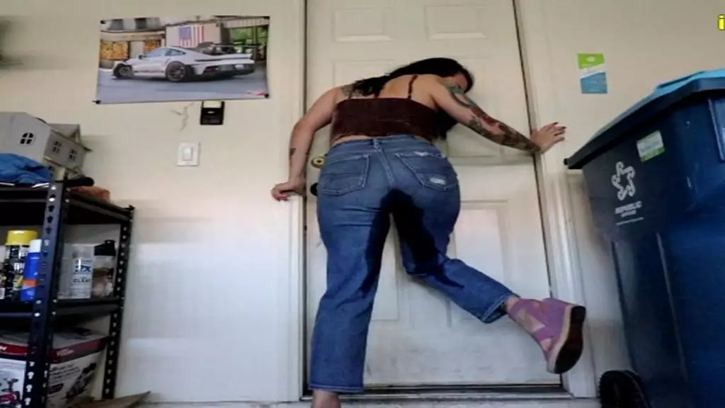 миа надеется отчаянно описать, намочив свои джинсы