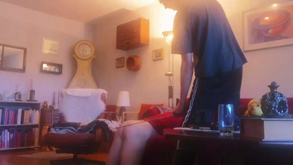 Парню-любителю бьют тростью по ступням и заднице