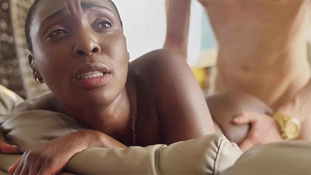 трахает черную девушку своего лучшего друга после того, как он заставляет ее кончить, сидя на том же диване (полное видео)