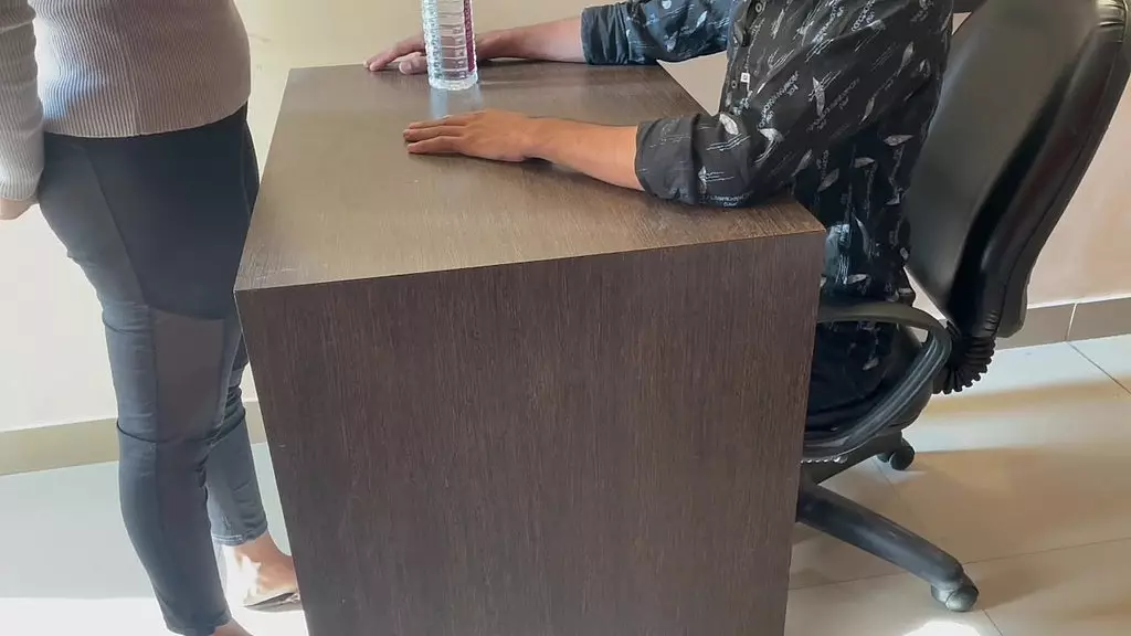 индийская горячая девушка, которую трахают, пришла на собеседование