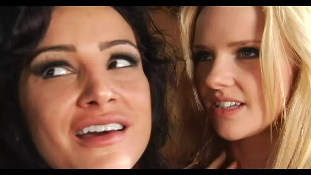 брюнетка в нижнем белье клаудия адамс в двойном проникновении анальный групповой секс