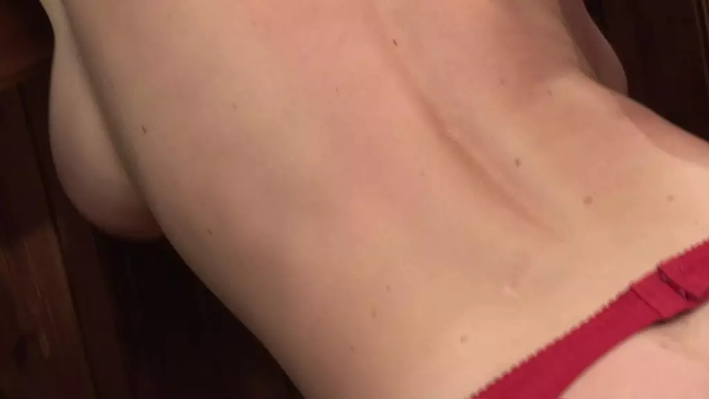 джеки дэниелс устраивает беспорядок, когда она кончает и замачивает диван