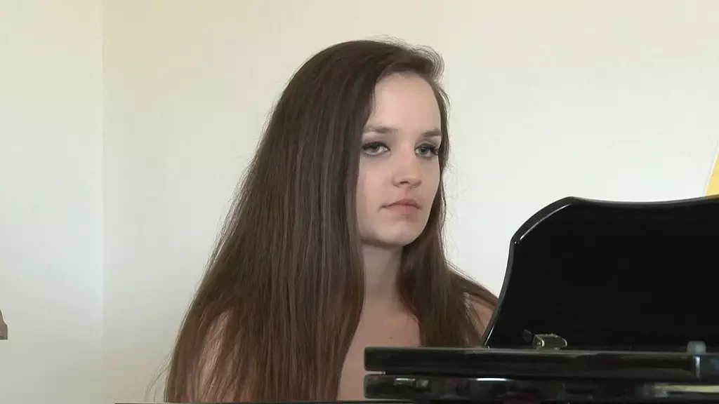 Шей Хендрикс умоляет о большем количестве своего члена, прежде чем получить полный залп на лицо