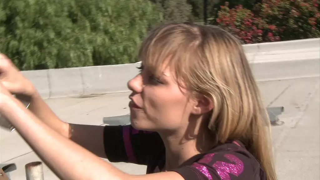 18-летняя Николь Рэй дрочит толстый член и трахается в туалете