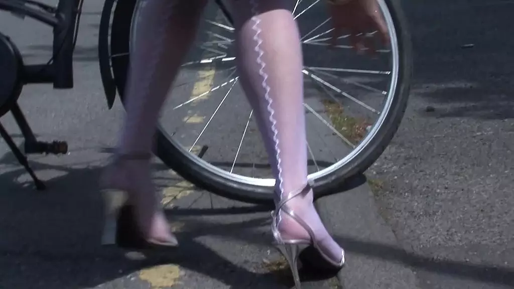 джада фаер наблюдает, как она кончает, когда ее трюковой член трахает ее тугую задницу