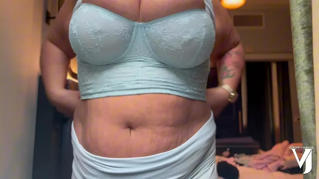 огромные натуральные сиськи на пышке с мягким упругим животом