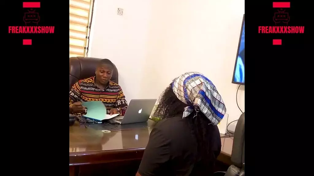 уродский агент по трудоустройству трахает жопастую кандидатуру на должность учителя в его кабинете перед тем, как дать ей работу, наблюдайте, как она брызгает по всему столу