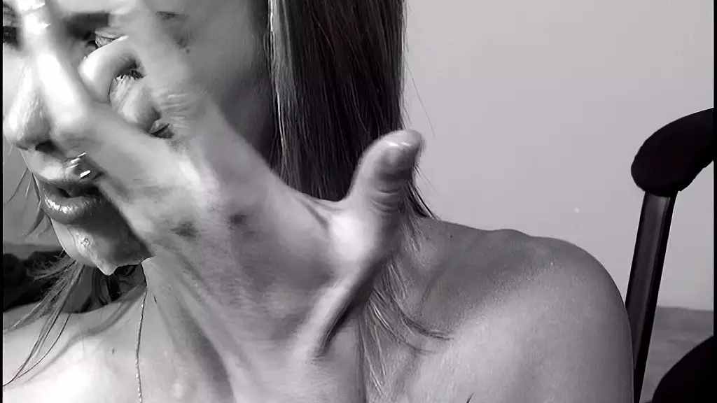 брюнетка рейвенесс соблазняет твердый член для жесткого секса