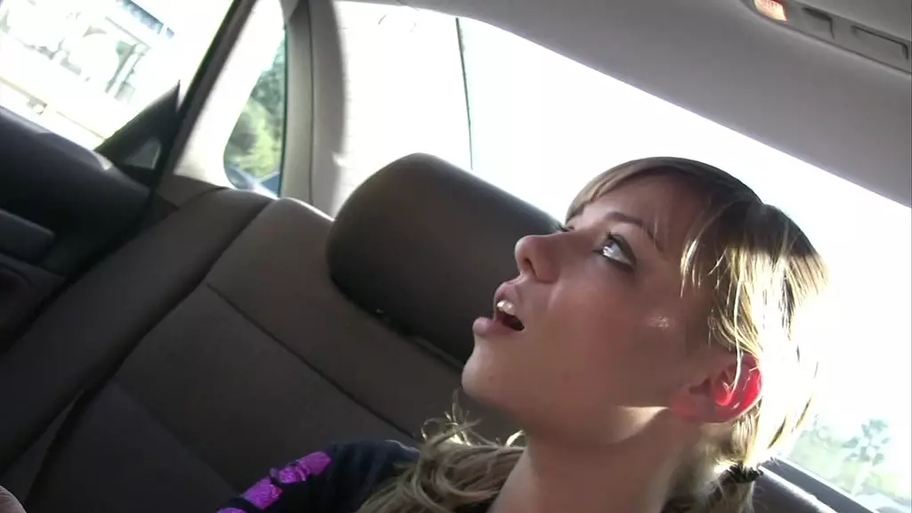 18-летняя николь рэй дрочит толстый член и трахается в туалете