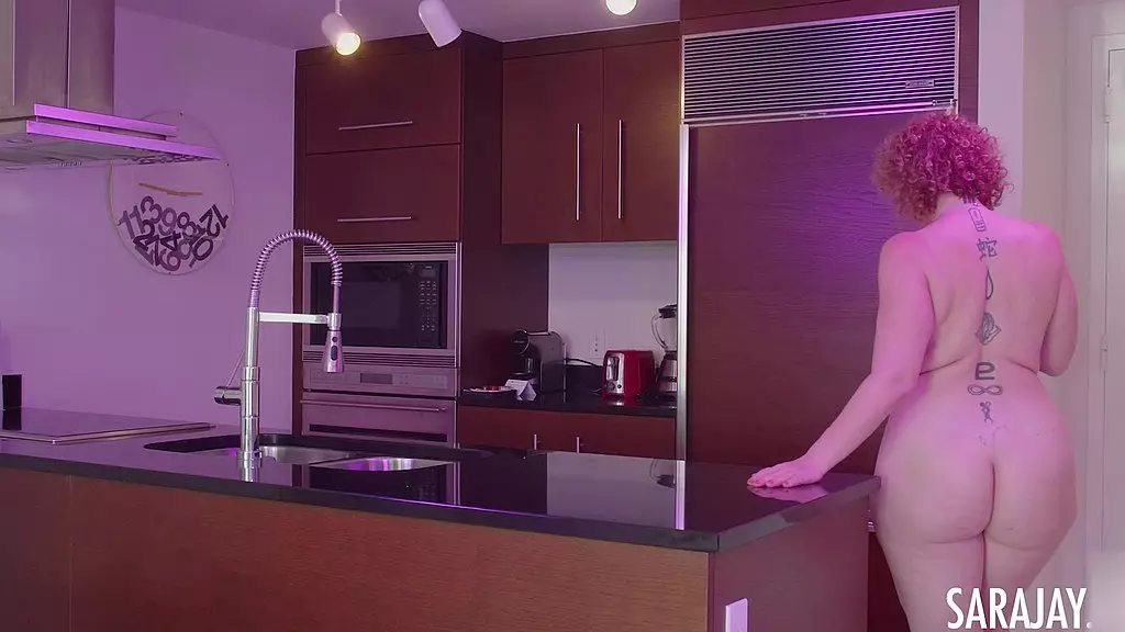 предупреждение зрелой наездницы! это Сара Джей скачет на своем фиолетовом дилдо!