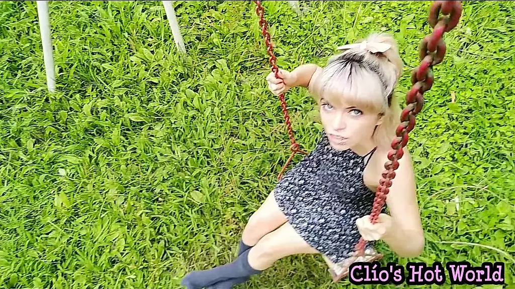 рискованно пописать на качели в общественном парке