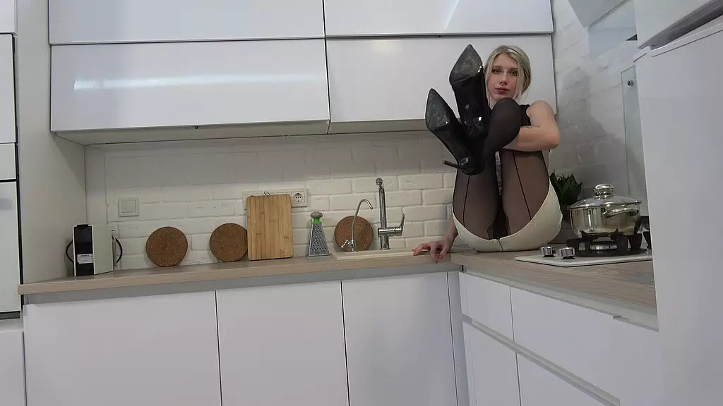 возбужденная блондинка rina ray на кухне мастурбирует в своих черных колготках