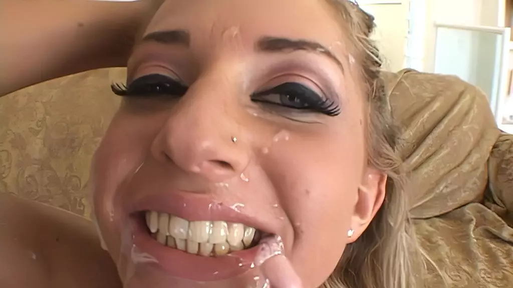 Джезебэль Бонд и Хармони Роуз трахают друг друга в киски дилдо