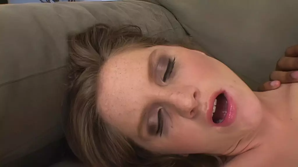 черный жеребец трахает Эмму Редд