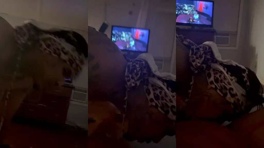 играю в игру, лижу ее киску