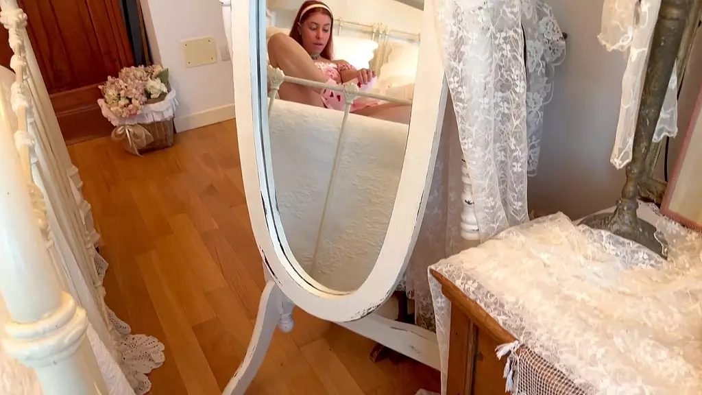 пока я читал книгу, я заметил, как горячая сисси трогает себя и мастурбирует с очень нежным оргазмом. наслаждайся видом, как и я