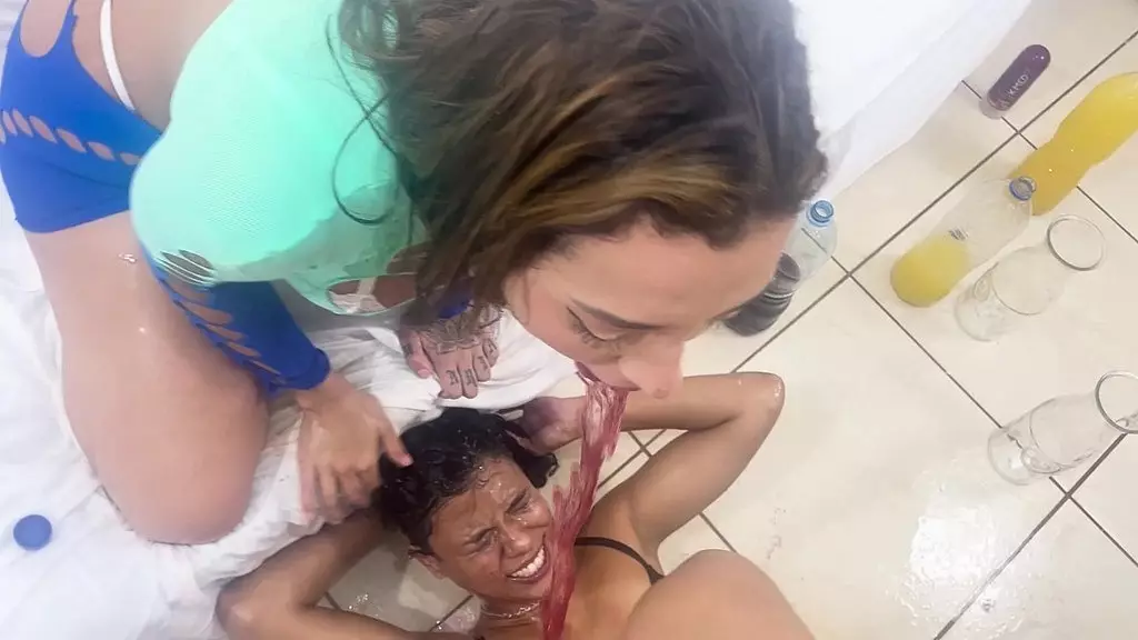 любительский экстремальный vol 3 с виторией беатрис и рабом обр нат играют с puk&, пьют мочу и подвергаются грубому обращению в стиле pov