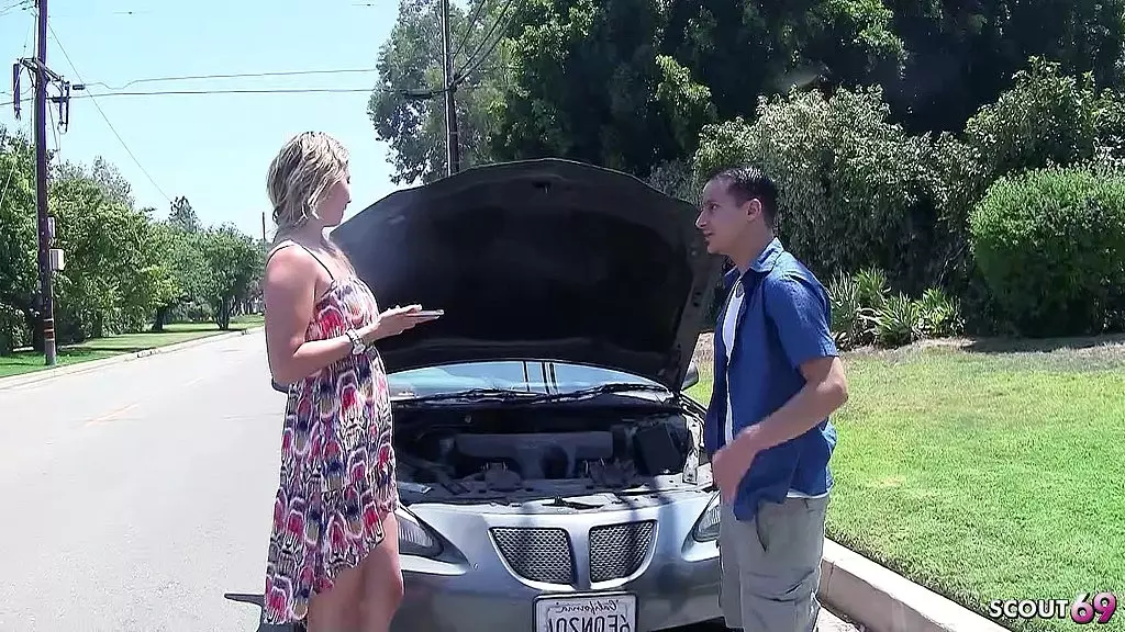 высокая латиноамериканская мамочка-пума с отвисшими сиськами разговаривает с парнем по соседству, который трахается с ней