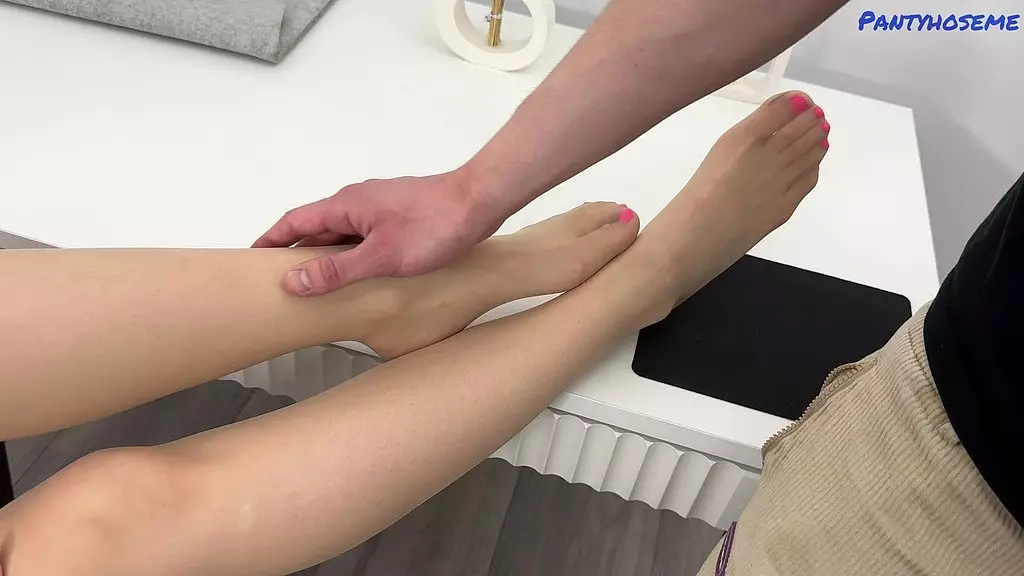 Мэдди трахают в бесшовных коричневых колготках и кончают на ступни