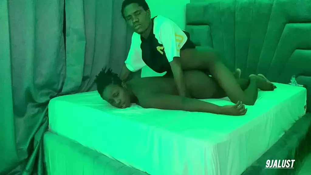 сводный брат и сводная сестра остались одни в комнате и трахаются