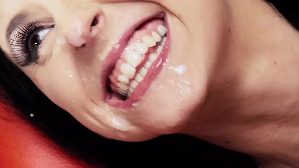 брюнетка с большой грудью в нижнем белье сосет и трахается в баре