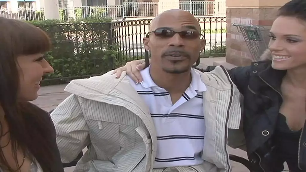 две сексуальные брюнетки, один большой черный член и обжигающий финал с обменом спермой