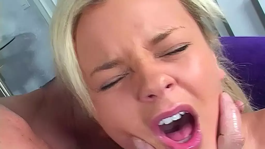 у Бри Олсон свежая киска готова к грубому члену