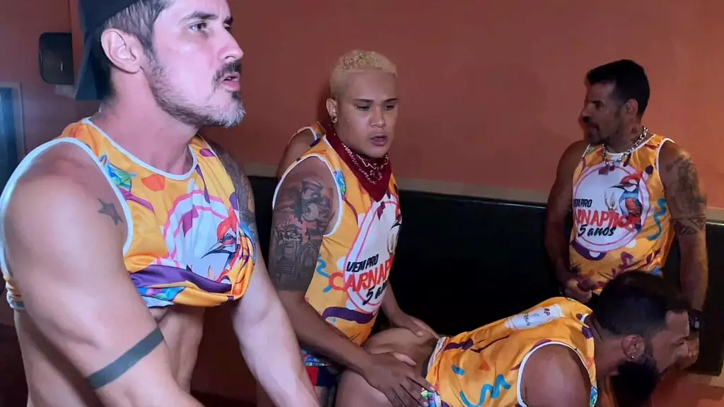 тесано без блока и все эти мужественные формы отправляются на карнавал в дом сурубы - 01