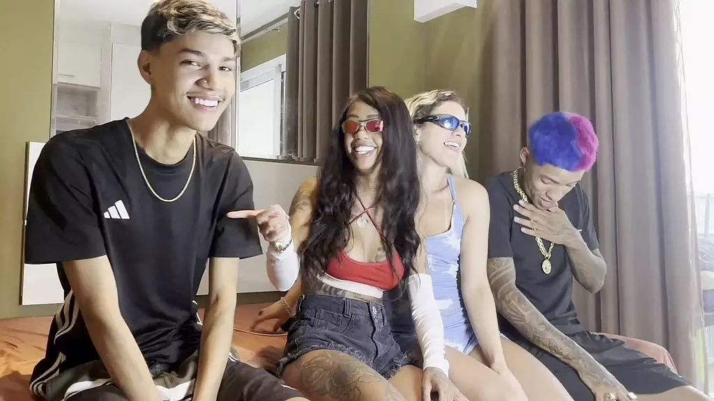 группа друзей, которые будут новыми людьми, будут играть роль cheio de tesao, inves de dormir fizeram troca troca com a loira ea morena