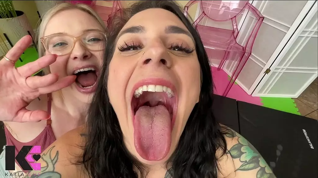 голодные охотники на великанш засовывают крошечные предметы в свои рты: vore