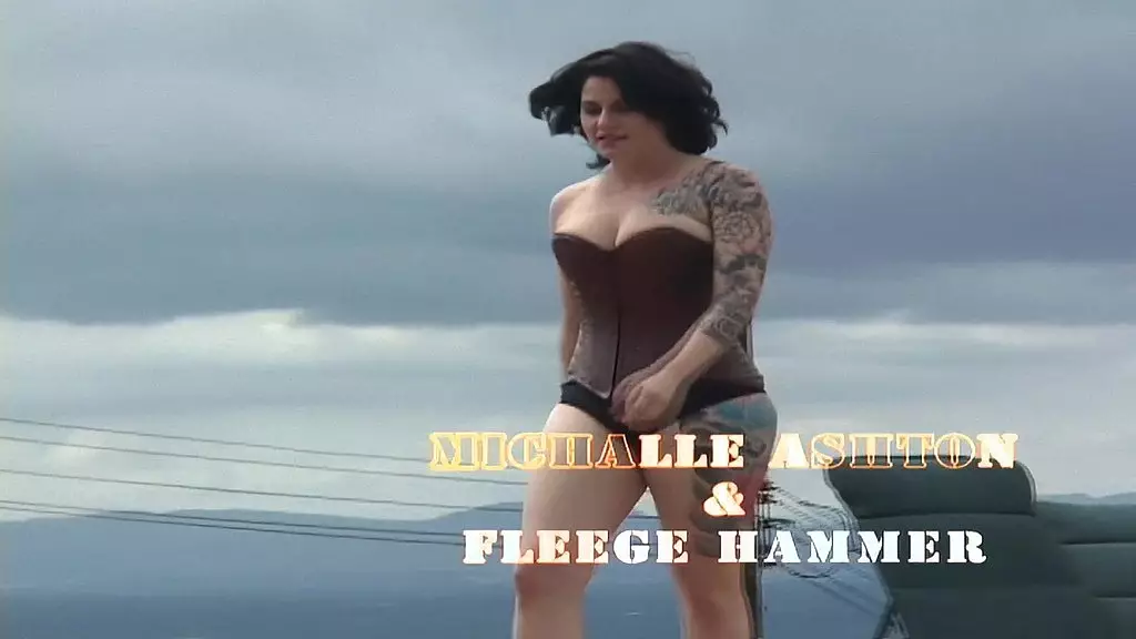 татуированная черноволосая красавица трахается со своим черным парнем