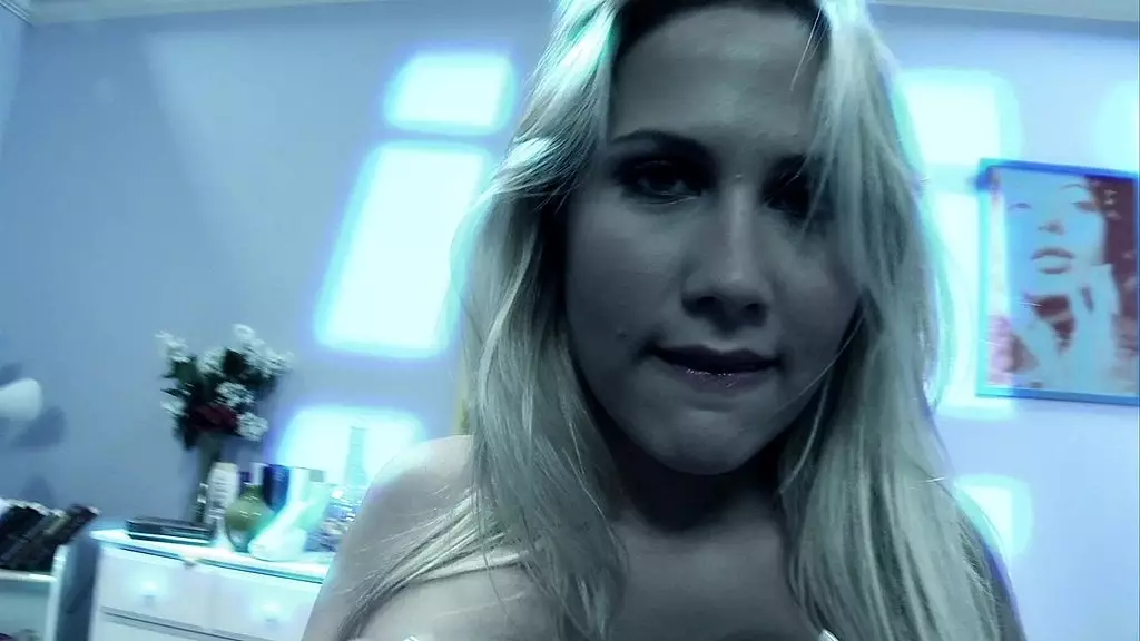 брюнетка-подросток глотает порцию спермы после жесткого траха