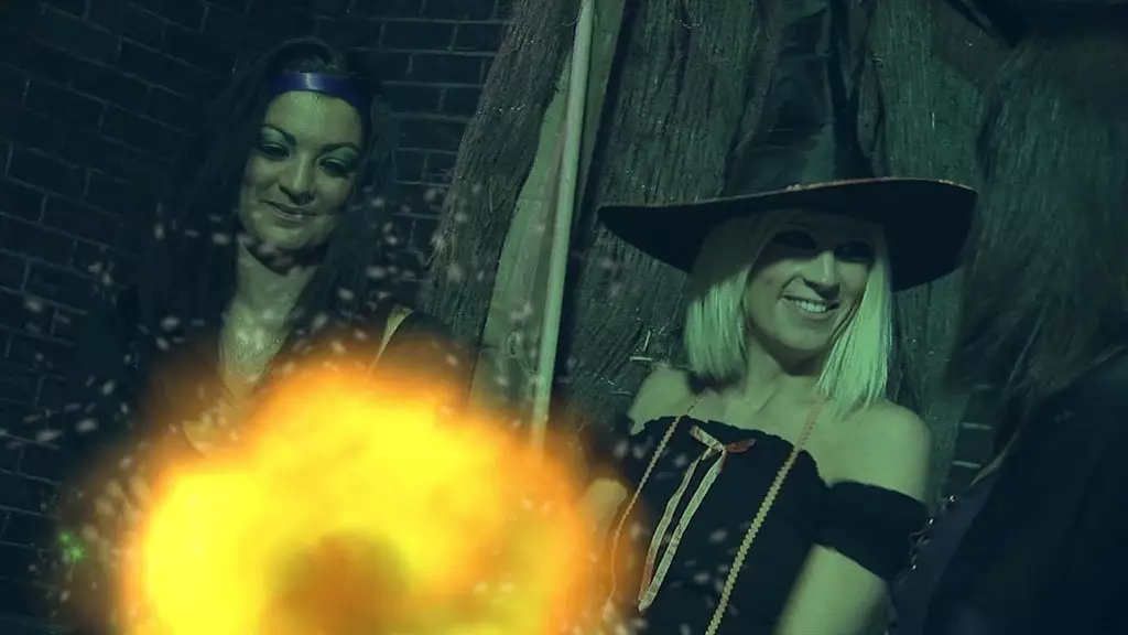 Ли Лазур нравится сосать член и принимать грубые удары