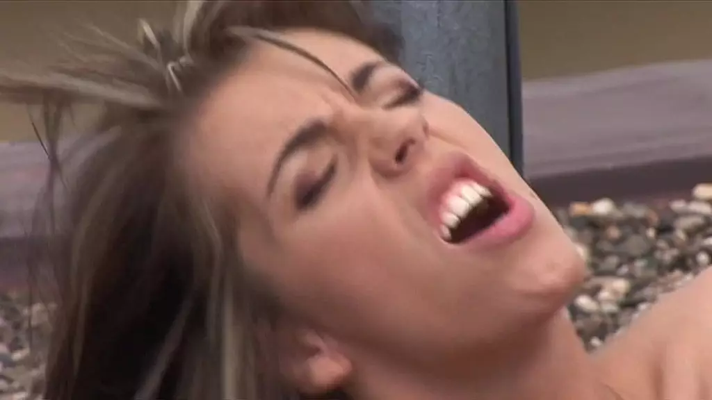 грудая блондинка эбби род трахается в свою бритую киску