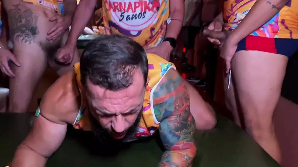 carrnapika оргия без седла с множеством геев на бразильском карнавале