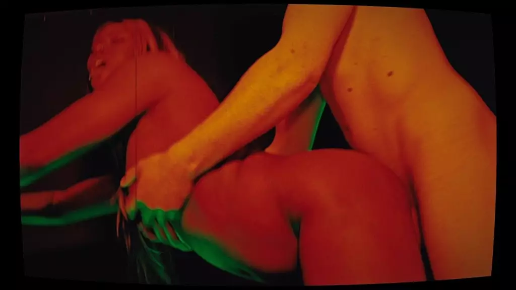 секс в фетиш-комнате в стиле ретро