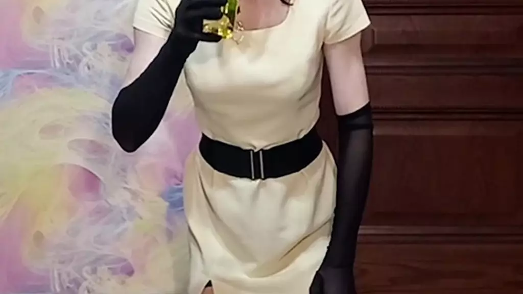 трансвестит писает в стакан и пьет