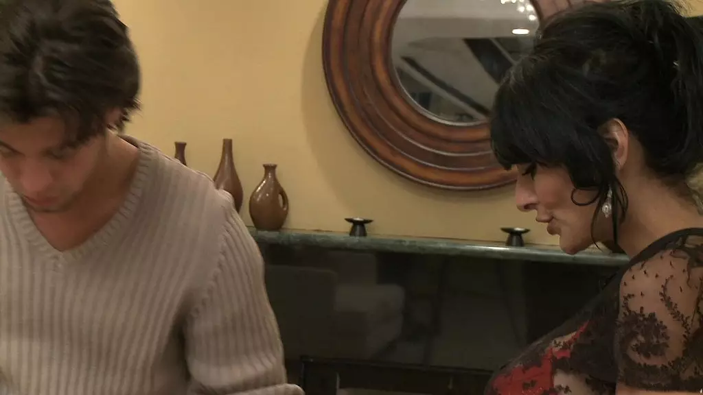 брюнетка-пума с большими сиськами трахается в свою бритую киску