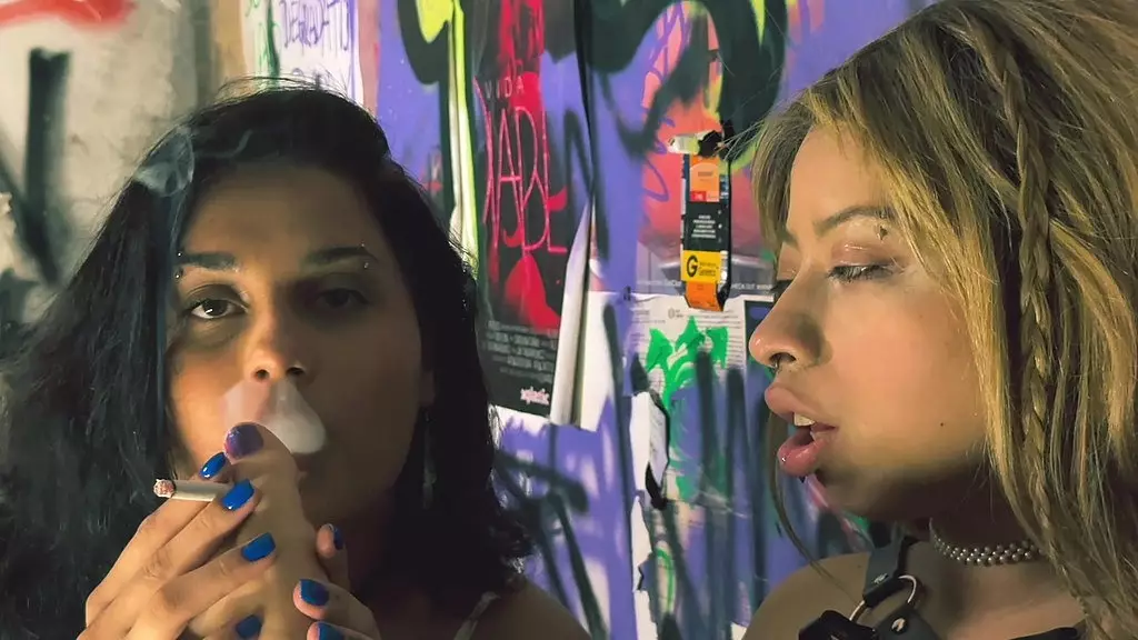 курение, пока ты обожаешь мои ноги