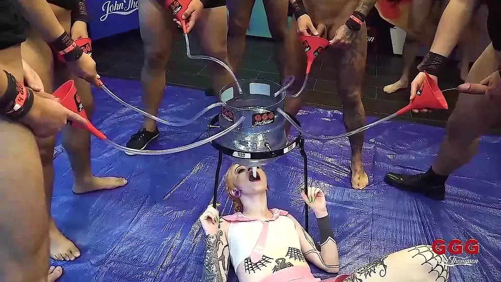 ggg Джон Томпсон преданный, писающий, экстрим - Азура Алии, Дейзи Ли и Феникс Мадина