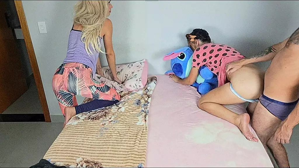 padrasto fode esposa na frente da enteada!