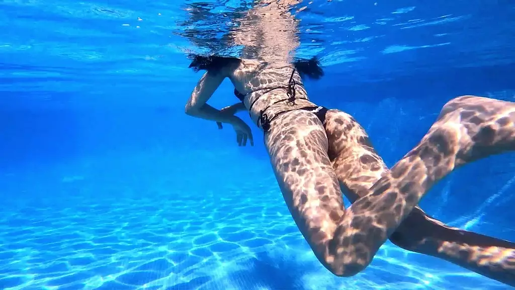 трах испанки в бассейне с участием антонио майорки