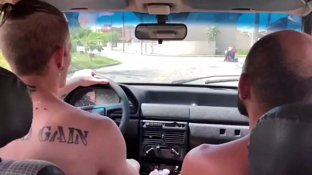 fuimostrar taubate para meu amigo ele me chupou no carro e fomos pra casa dar uma gozada