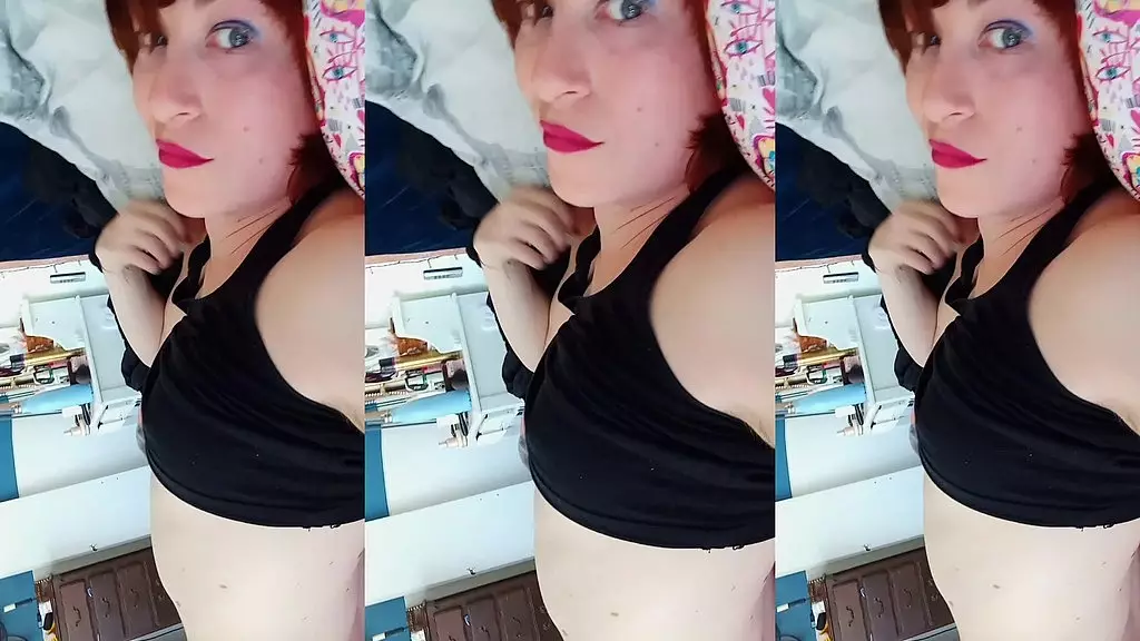 транс милашка дрочит