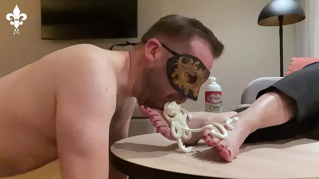 взбитые сливки облизывают пальцы ног!