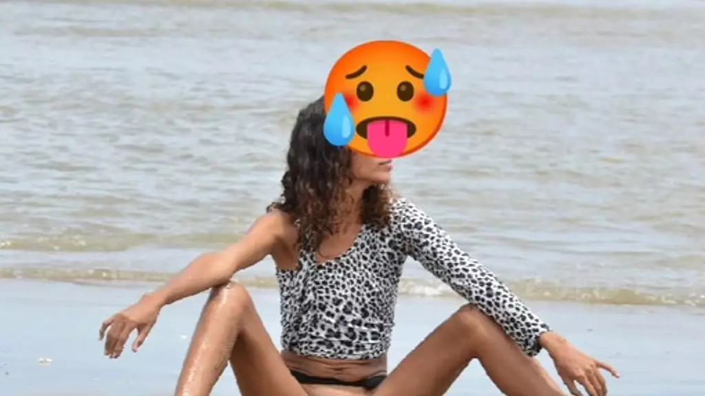 сексуальная фотосессия на пляже. хорошенькая киска. худая модель