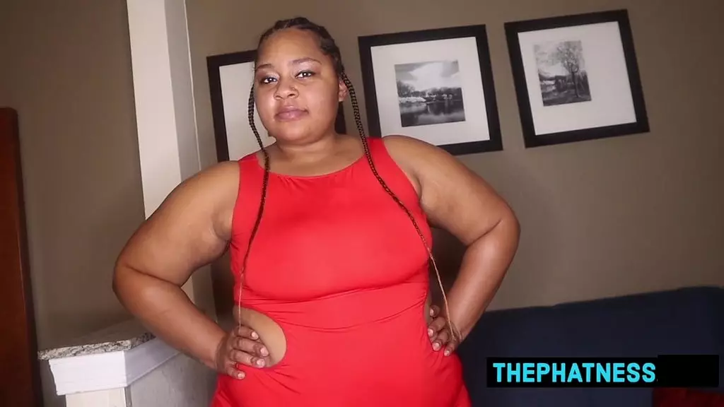 сочный красный в сексуальном красном платье