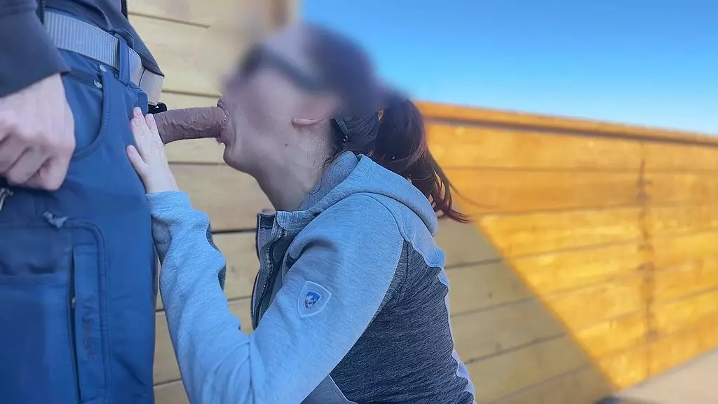 Приключение на крыше с засветом члена: маленькая рыжая шлюшка быстро дрочит мне и делает минет, пока ее парень ждет bigmax8inch