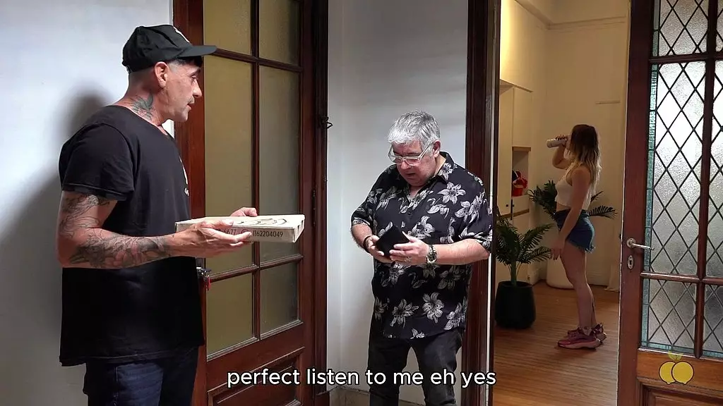 Я отправила мужа в банк отсосать член доставщику пиццы